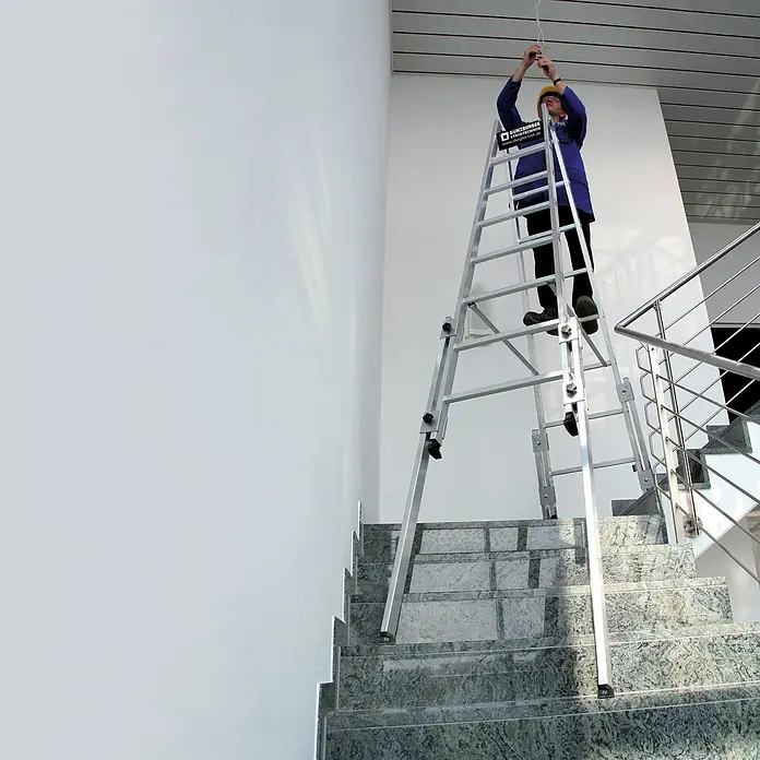 Munk Stehleiter Aluminium Stehleiter, treppengängig, mit 4 Holmverlängerungen 2x5 Sprosse - Anzahl Tritte: 5 Stk., Arbeitshöhe: 3.600 m, Aluminium - Aluminium-Mehrzweckleiter mit verstellbaren Beinen, sicher auf einer Treppe für Arbeiten in der Höhe platziert.