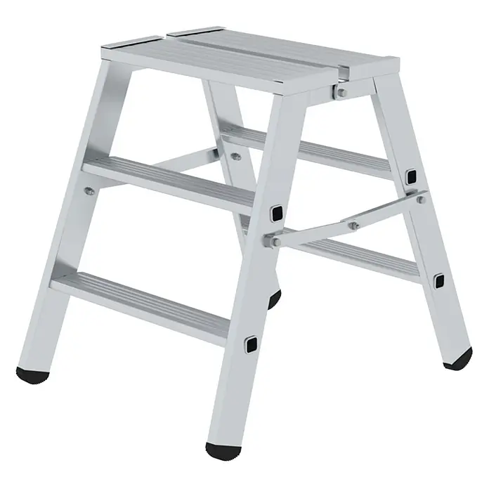 Munk Stehleiter Stufen Stehpodest klappbar, bedseitig begehbar 2x3 Stufen - Anzahl Tritte: 3 Stk., Arbeitshöhe: 2.690 m, Aluminium - Silberfarbener Aluminium-Klapptritt mit zwei Stufen, einer Plattform und schwarzen Antirutschfüßen.