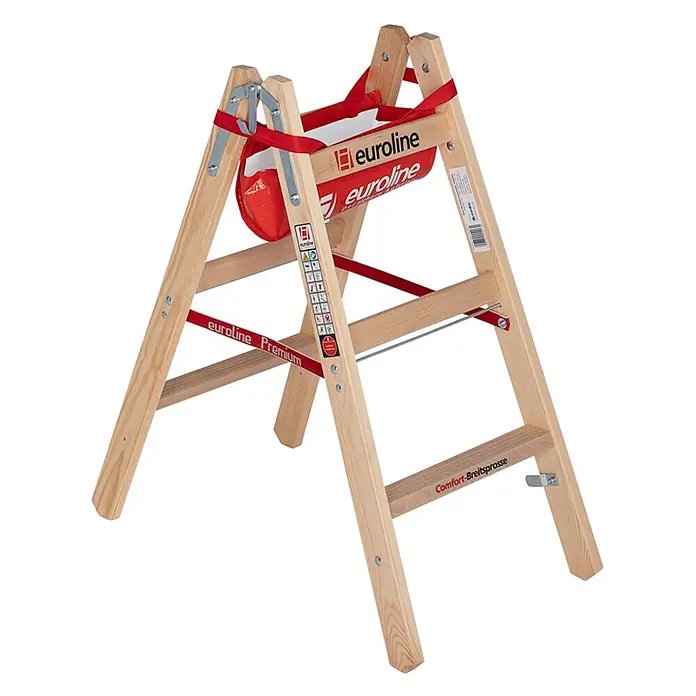 Euroline Stehleiter Holz Sprossenstehleiter mit Comfort-Breitsprossen, Eimerhaken und Werkzeuga - Anzahl Tritte: 3 Stk., Arbeitshöhe: 2.100 m, Holz - Hölzerne Stehleiter mit roten Sicherheitsgurten und integrierter roter Werkzeugtasche.