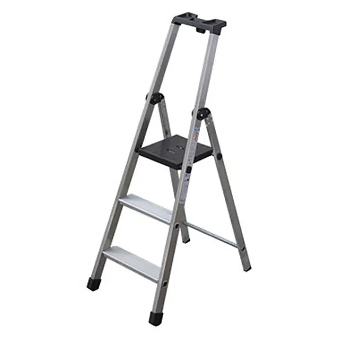 Facal Stehleiter Stufenstehleiter S100 Piu Su Maxi 3 Stufen - Anzahl Tritte: 3 Stk., Arbeitshöhe: 2.550 m, Aluminium - Silberne Aluminium-Klapptrittleiter mit zwei Stufen, einer schwarzen Plattform und rutschfesten Füßen.