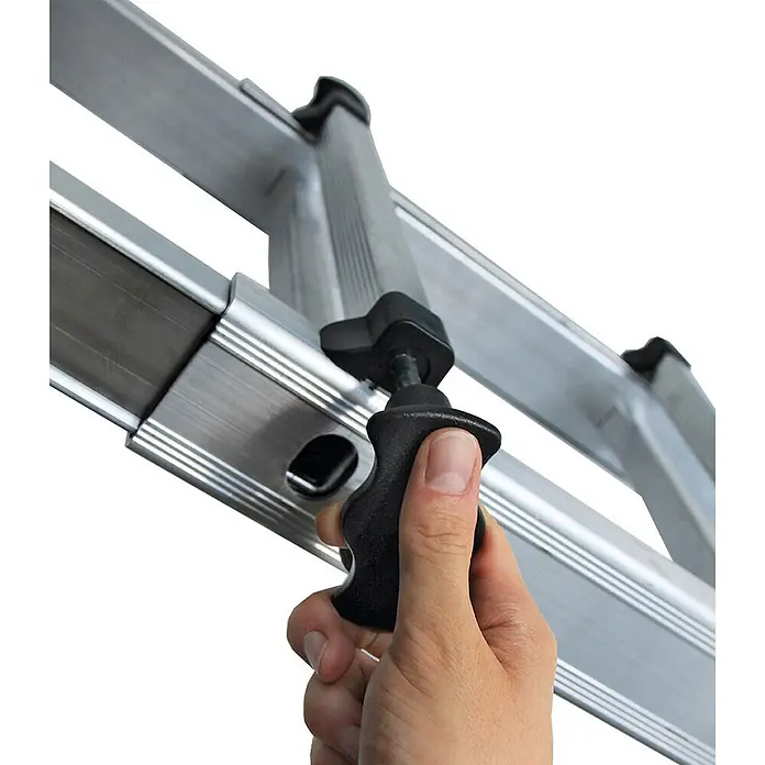 Munk Teleskopleiter Gelenk-Teleskopleiter 4x3 Sprossen - Anzahl Tritte: 3 Stk., Arbeitshöhe: 4.200 m, Aluminium - Eine Hand justiert einen schwarzen ergonomischen Feststellknopf an einer silbernen Aluminium-Ausziehleiter.