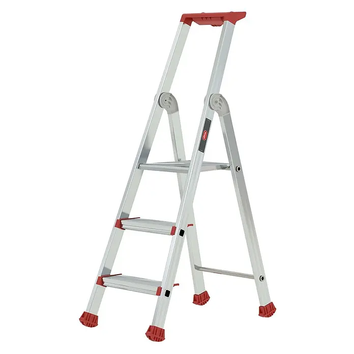 Altrex Stehleiter Nimba Stufenstehleiter einseitig begehbar 3 Stufen - Anzahl Tritte: 3 Stk., Arbeitshöhe: 2.650 m, Aluminium - Silberne Aluminium-Klappleiter mit roten Kunststoffakzenten an Stufen, Füßen und Griff.