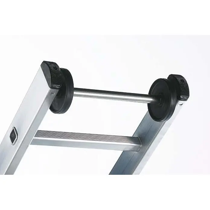 Zarges Seilzugleiter Seilzugleiter Skyline 3E 3x15 Sprossen - Anzahl Tritte: 15 Stk., Arbeitshöhe: 11.150 m, Aluminium - Eine silberne Aluminiumleiter mit einer Metallachse und schwarzen Gummirädern oben zur leichteren Bewegung.
