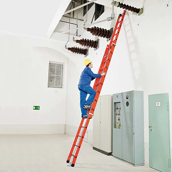 Zarges Seilzugleiter Vollkunststoff-Seilzugleiter Skyline EFA 2E 2x14 Sprossen - Anzahl Tritte: 14 Stk., Arbeitshöhe: 7.900 m, Kunststoff - Elektriker auf oranger Fiberglas-Anlegeleiter in einem Technikraum bei Hochspannungsisolatoren.