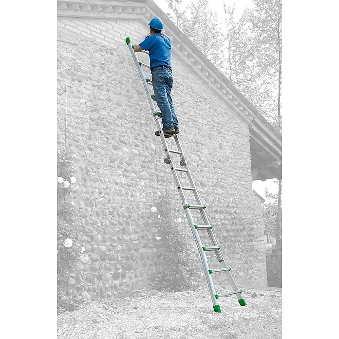 Facal Stehleiter Teleskopleiter Brikoplus S600 2x4+2x5 Sprossen - Anzahl Tritte: 5 Stk., Arbeitshöhe: 5.800 m, Aluminium - Aluminium-Anlegeleiter mit grünen Akzenten, von einer Person an einer Hauswand benutzt.