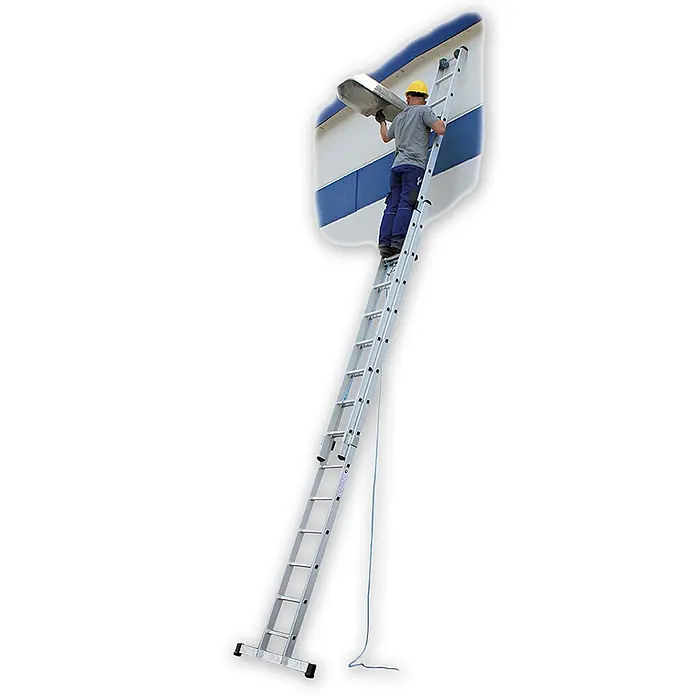 Munk Seilzugleiter Seilzugleiter mit Traverse 2x20 Sprossen - Anzahl Tritte: 20 Stk., Arbeitshöhe: 11.400 m, Aluminium - Lange Aluminium-Ausziehleiter mit einem Arbeiter, der eine Leuchte an einem Gebäude installiert.