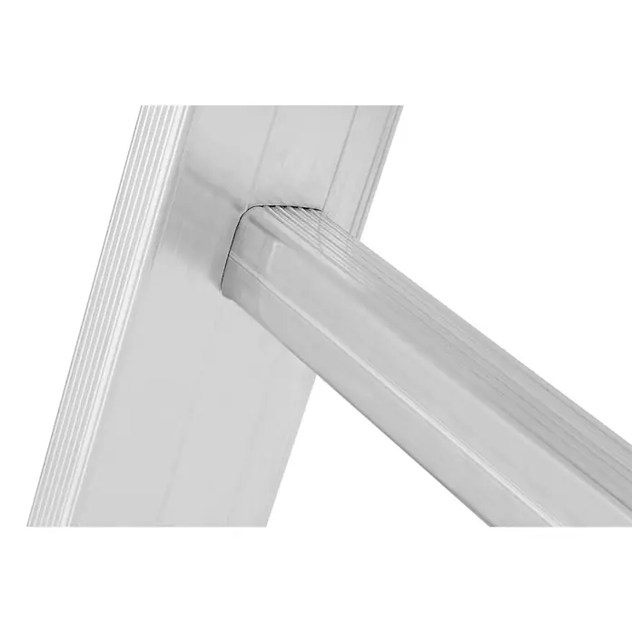 Hymer Seilzugleiter Seilzugleiter mit Wandlaufrollen 3x16 Sprossen - Arbeitshöhe: 11.100 m, Aluminium - Nahaufnahme einer silbernen Aluminium-Leitersprosse, sicher mit der Holm verbunden, mit strukturierter Grifffläche.