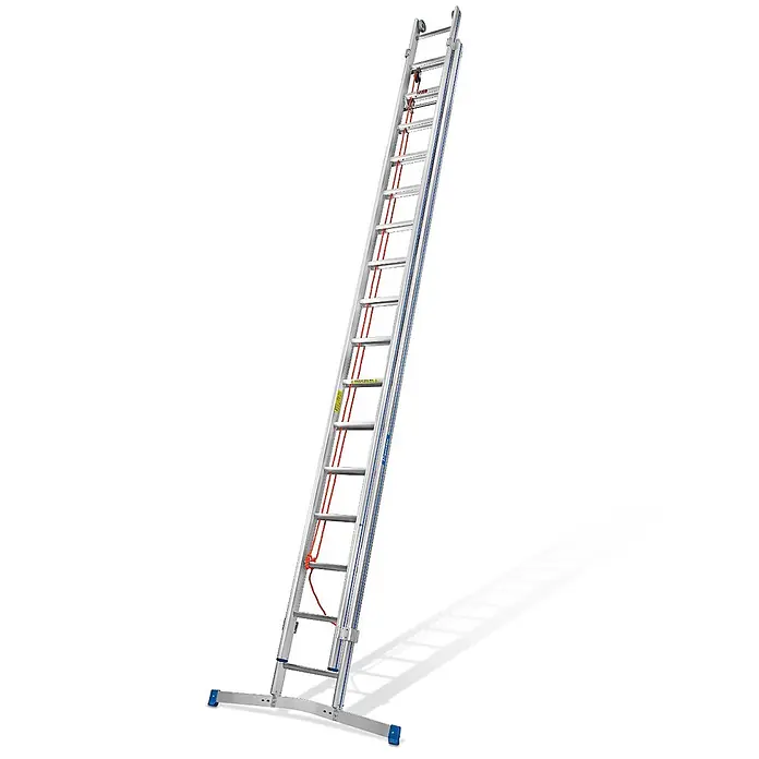 Mauderer Seilzugleiter Bavaria Seilzugleiter 960 mit gebogener Traverse 2x14 Dreikantsprossen - Anzahl Tritte: 14 Stk., Arbeitshöhe: 8.000 m, Belastbarkeit: 150 kg, Aluminium - Silberne Aluminium-Ausziehleiter mit roten Seilen und blauen Füßen zur Stabilisierung.