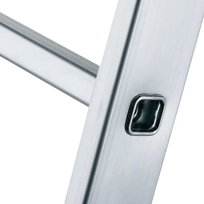 Zarges Seilzugleiter Skyline 2E Seilzugleiter 2x16 Sprossen - Anzahl Tritte: 16 Stk., Arbeitshöhe: 9.000 m, Aluminium - Nahaufnahme einer silbernen Aluminiumleiter mit profilierter Sprosse, Holm und Metallverriegelung.