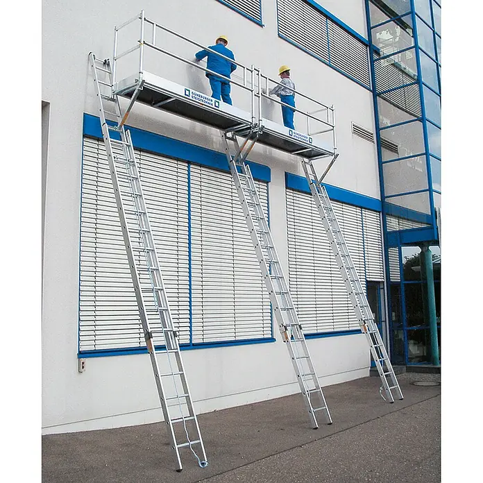Munk Seilzugleiter Seilzugleiter 2-teilig ohne Traverse 2x18 Sprossen - Anzahl Tritte: 18 Stk., Arbeitshöhe: 10.300 m, Aluminium - Aluminium-Gerüstsystem mit mehreren Leitern, das zwei Arbeiter an einer Gebäudefassade unterstützt.