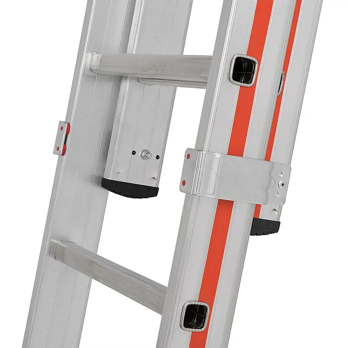 Hymer Seilzugleiter Seilzugleiter 2x16 Sprossen - Arbeitshöhe: 8.780 m, Aluminium - Nahaufnahme einer Aluminium-Ausziehleiter mit orangefarbenen Sicherheitsstreifen, Sprossen, Seitenholmen und Verriegelungsbügel mit Gummifüßen.