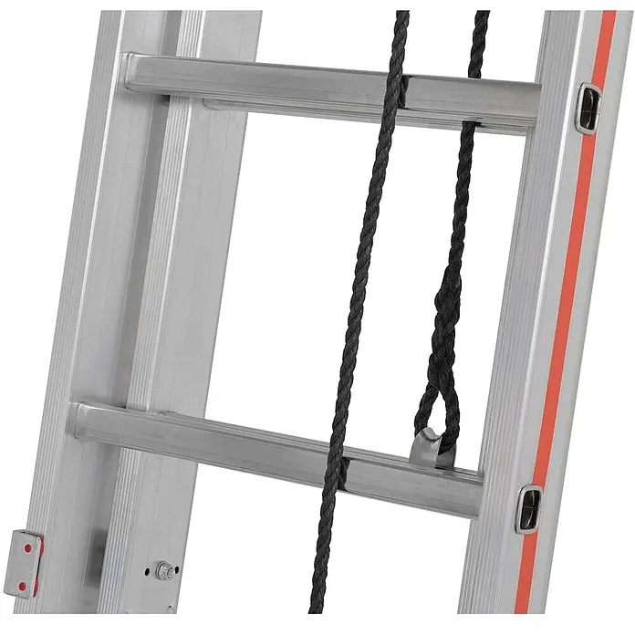 Hymer Seilzugleiter Seilzugleiter 2x16 Sprossen - Arbeitshöhe: 8.780 m, Aluminium - Nahaufnahme eines Teils einer Aluminium-Anlegeleiter mit silbernen Sprossen, Holmen, einem schwarzen Seil und orangefarbenen Sicherheitsstreifen.