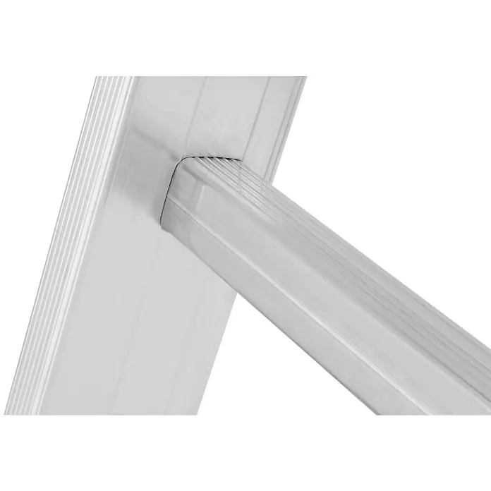 Hymer Seilzugleiter Seilzugleiter 2x18 Sprossen - Arbeitshöhe: 9.590 m, Aluminium - Nahaufnahme einer silbernen Aluminiumleiterstufe und ihrer diagonalen Stützenverbindung.