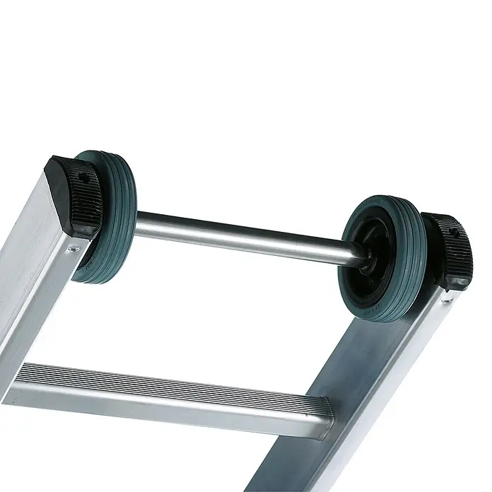Zarges Seilzugleiter Seilzugleiter Skyline 3E 3x15 Sprossen - Anzahl Tritte: 15 Stk., Arbeitshöhe: 11.150 m, Aluminium - Oberer Teil einer Aluminiumleiter mit Rollaufsatz: Metallstange, zwei dunkelgrüne Räder und schwarze Endkappen.