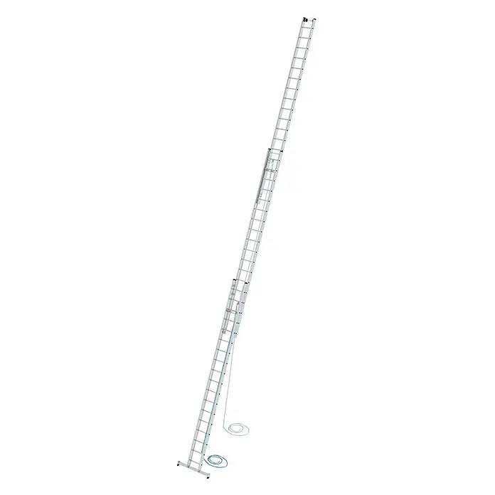 Munk Seilzugleiter Seilzugleiter mit nivello-Traverse 3x18 Sprossen - Anzahl Tritte: 18 Stk., Arbeitshöhe: 13.600 m, Aluminium - Lange, silberne Aluminium-Ausziehleiter mit mehreren Abschnitten und Seilzugmechanismus, schräg stehend.