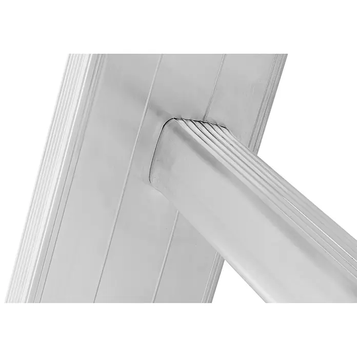 Hymer Seilzugleiter Seilzugleiter Teleskopausleger 2x14 Sprossen - Arbeitshöhe: 8.190 m, Aluminium - Nahaufnahme einer silbernen Metallsprosse mit geriffelter Trittfläche, sicher mit dem glatten Holm verbunden.