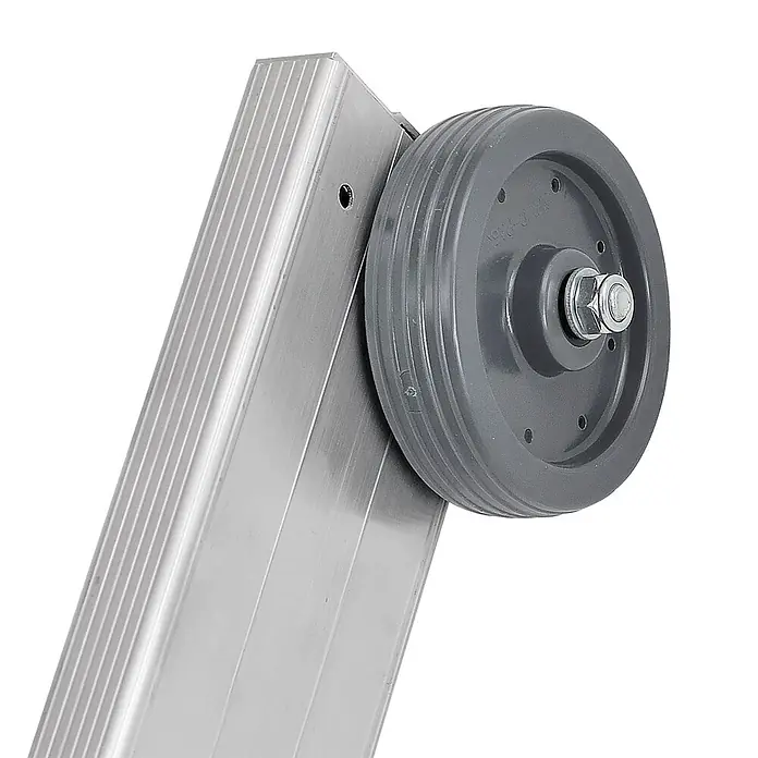 Hymer Seilzugleiter Seilzugleiter Teleskopausleger 2x14 Sprossen - Arbeitshöhe: 8.190 m, Aluminium - Silbernes Aluminium-Leitersegment mit angebrachtem grauem Rad, mit einer Schraube befestigt.