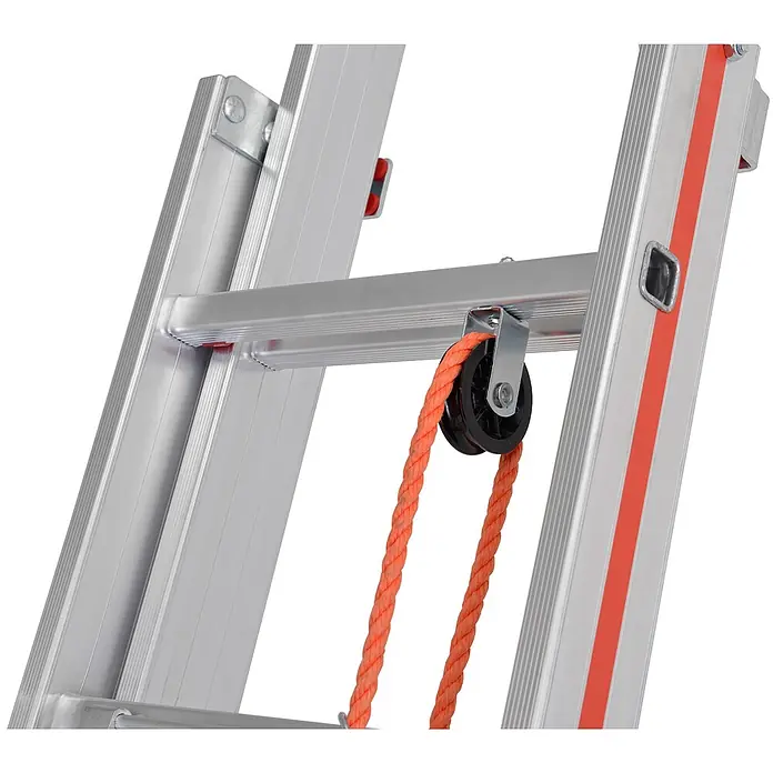 Hymer Seilzugleiter Seilzugleiter Teleskopausleger 2x14 Sprossen - Arbeitshöhe: 8.190 m, Aluminium - Nahaufnahme einer silbernen Aluminium-Ausziehleiter mit orangefarbenem Seil, das durch eine schwarze Rolle geführt ist.