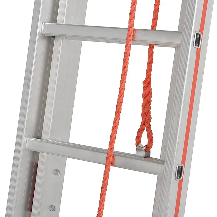 Hymer Seilzugleiter Seilzugleiter Teleskopausleger 2x14 Sprossen - Arbeitshöhe: 8.190 m, Aluminium - Detail einer silbernen Aluminium-Ausziehleiter mit orangefarbenem Seil und Metallhaken.
