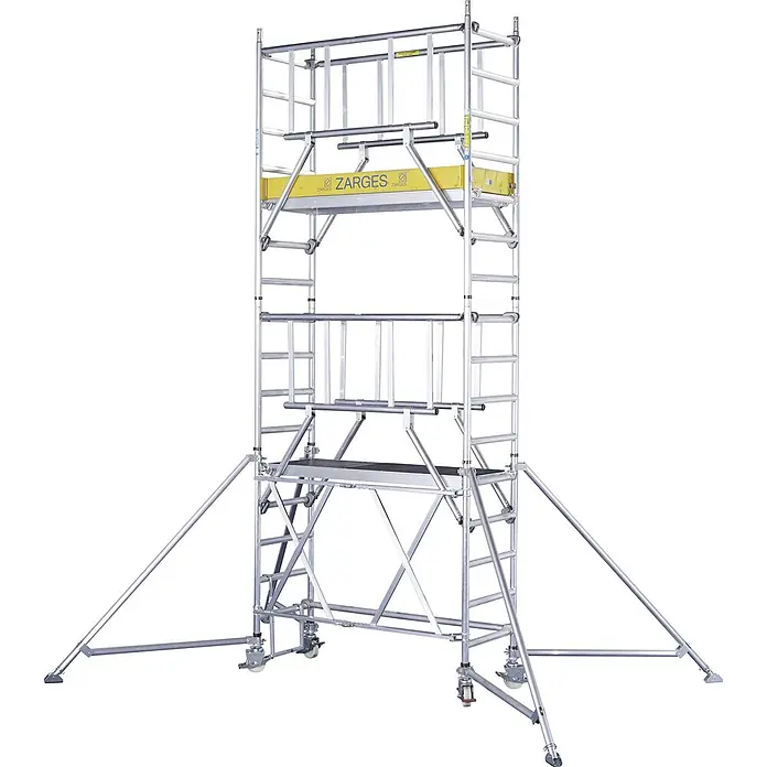 Zarges Rollgerüst Klappgerüst S-PLUS 1T 5,70m AH - Arbeitshöhe: 5.700 m - Silberfarbenes Aluminium-Rollgerüst mit gelben Plattformen und Stabilisierungsstützen.