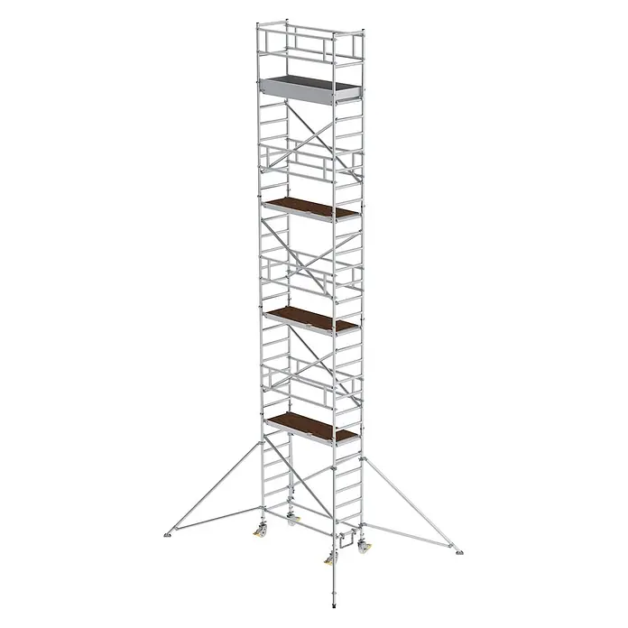 MUNK Aluminium-Rollgerüst mit Ausleger 1,80x0,75m Plattform 10,39m AH -  - Hoher, silberner Fahrgerüstturm mit braunen Holzplattformen, Lenkrollen und Stützenauslegern.