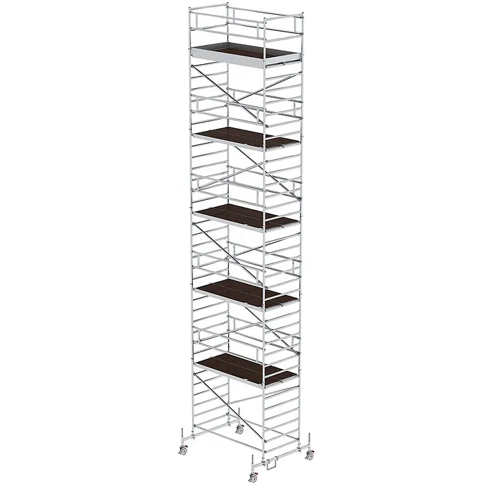 Munk Rollgerüst Rollgerüst mit Doppelplattform 1,35x2,45m Plattform, 12,35m AH - Arbeitshöhe: 12.350 m - Hohes, mehrstufiges mobiles Aluminium-Rollgerüst mit dunkelbraunen Holzplattformen und Rollen.