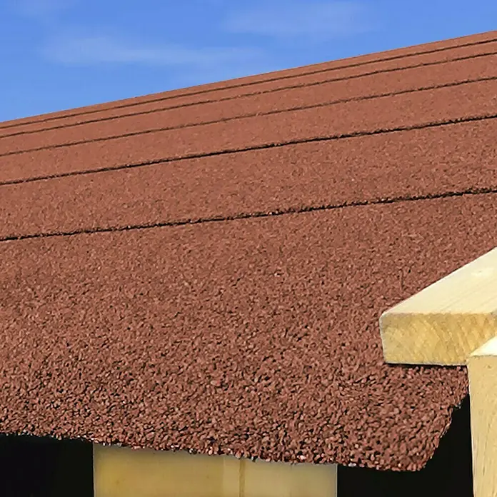 Karibu Bitumendachbahn - Rot, Selbstklebend - Detailansicht eines Daches mit roten Dachschindeln und hellem Holzrahmen, ideal für Gartenhäuser oder ähnliche Konstruktionen.