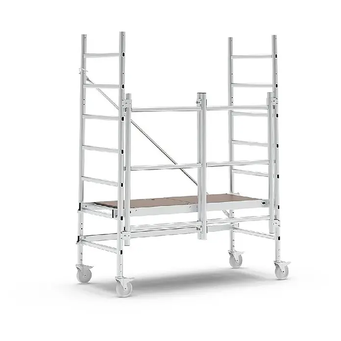 Werner Rollgerüst Tower Klappgerüst 3,00m AH - Arbeitshöhe: 2.650 m - Silbernes Aluminium-Rollgerüst mit brauner Plattform und Rollen.