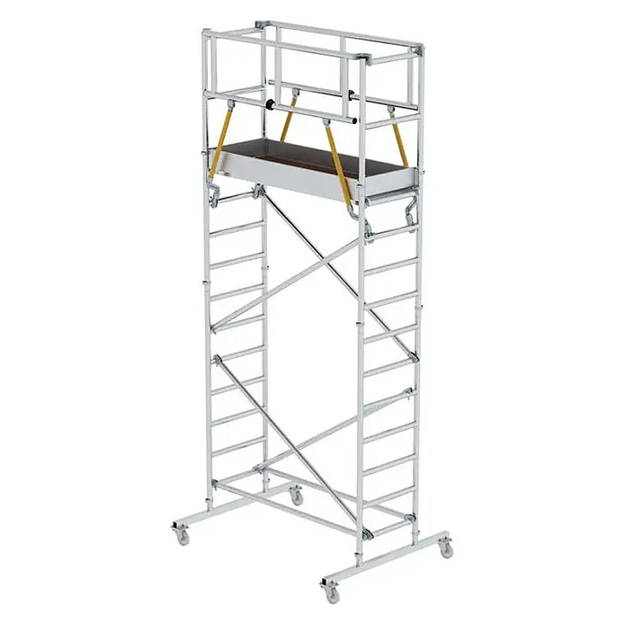 Munk Rollgerüst Aluminium Standard Rollgerüst SG mit 5,30m Arbeitshöhe - Arbeitshöhe: 5.300 m - Silbernes Aluminium-Rollgerüst mit brauner Plattform und Rädern.