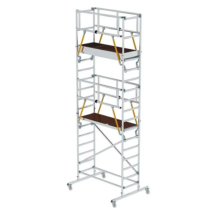 Munk Rollgerüst Aluminium Standard Rollgerüst SG mit 6,10m Arbeitshöhe - Arbeitshöhe: 7.200 m - Aluminium-Rollgerüst mit braunen Holzplattformen und gelben Diagonalstreben auf Rollen.