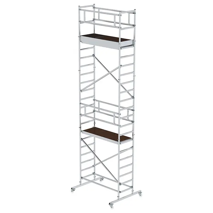 Munk Rollgerüst Aluminium Standard Rollgerüst 7,20m AH (DIN EN 1004:2005) - Arbeitshöhe: 7.200 m - Hohes, silberfarbenes mobiles Gerüst mit zwei braunen Holzplattformen und Rollen am Sockel.