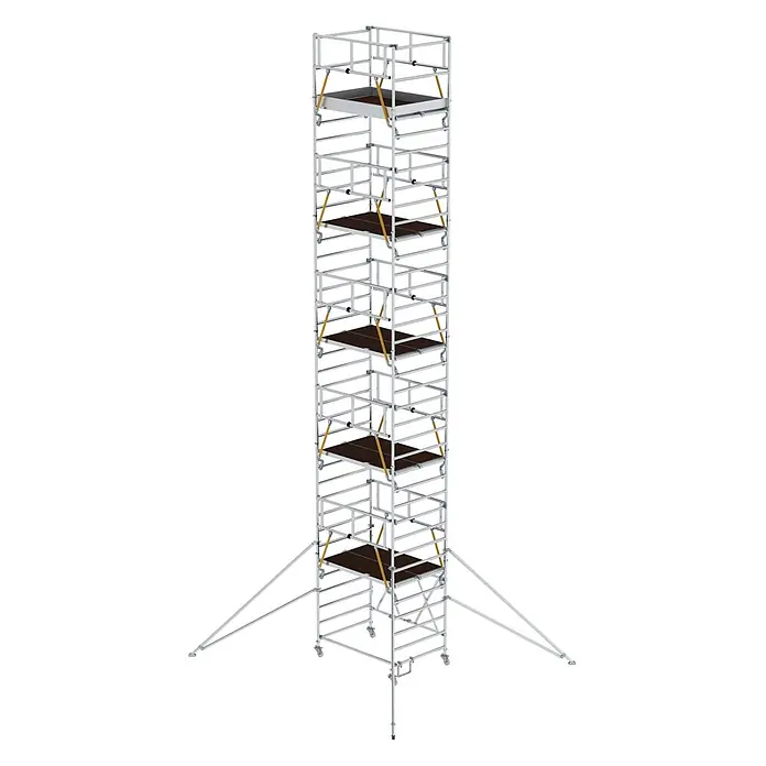 Munk Rollgerüst Klappgerüst SG 1,35x2,45m mit Ausleger und Sicherheitsgeländer 11,89m AH - Arbeitshöhe: 11.890 m - Hoher, silberfarbener mobiler Gerüstturm mit dunkelbraunen Plattformen, gelben Streben, Stützfüßen und Rollen.