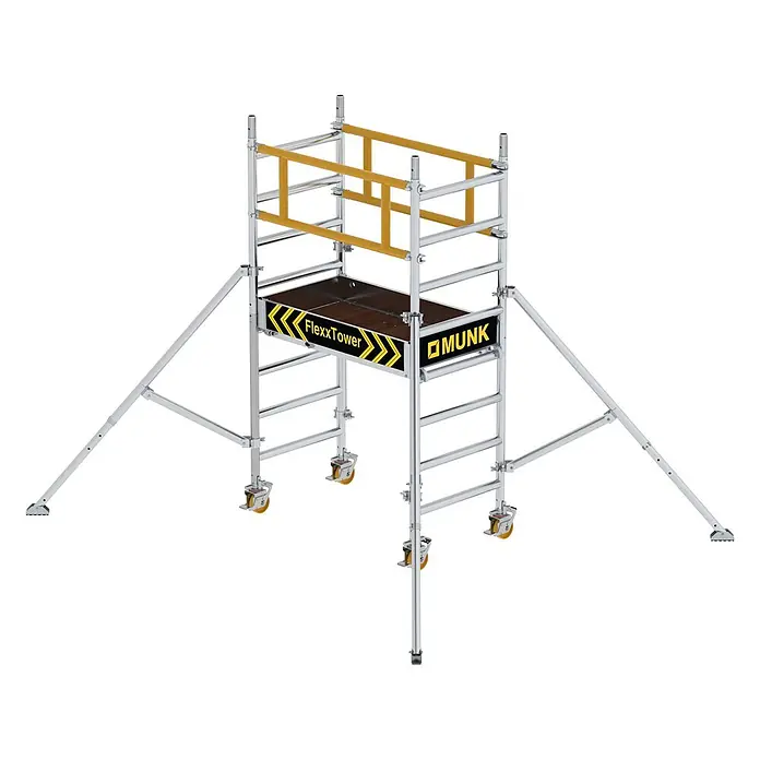 Munk Rollgerüst Flexxtower mit Standardgeländer bis 6,10m AH - Arbeitshöhe: 6.100 m - Silbernes FlexxTower Rollgerüst von MUNK mit gelben Geländern und dunkler Plattform, auf Rollen mit Auslegern.