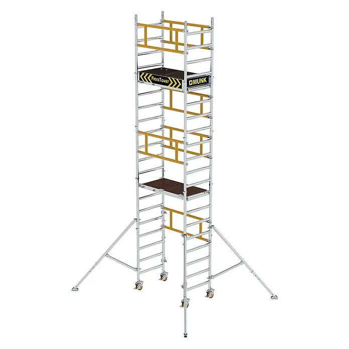 Munk Rollgerüst Flexxtower mit Standardgeländer bis 6,10m AH - Arbeitshöhe: 6.100 m - Mobiler Silbergerüstturm mit gelben Querstreben, brauner Plattform und Stützfüßen, mit „FlexxTower“- und „MUNK“-Branding.