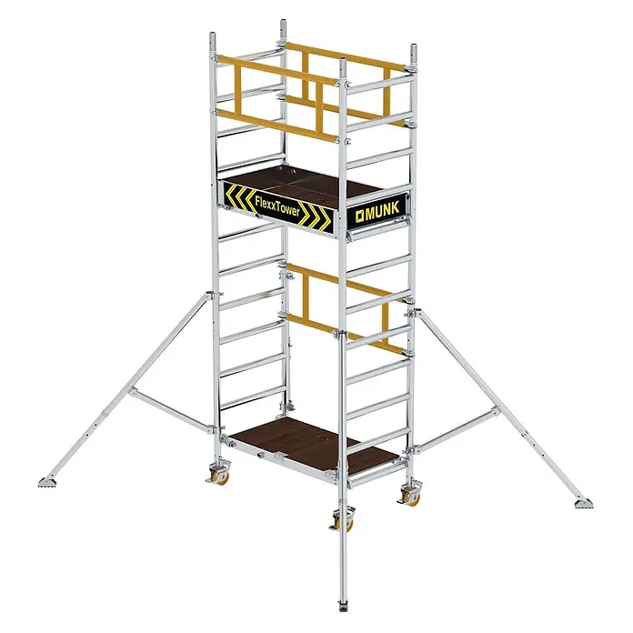 Munk Rollgerüst Flexxtower mit Standardgeländer bis 6,10m AH - Arbeitshöhe: 6.100 m - Mobiler Rollrüstturm aus Aluminium, silber mit gelben Handläufen und braunen Plattformen, inkl. Auslegern und Rollen.