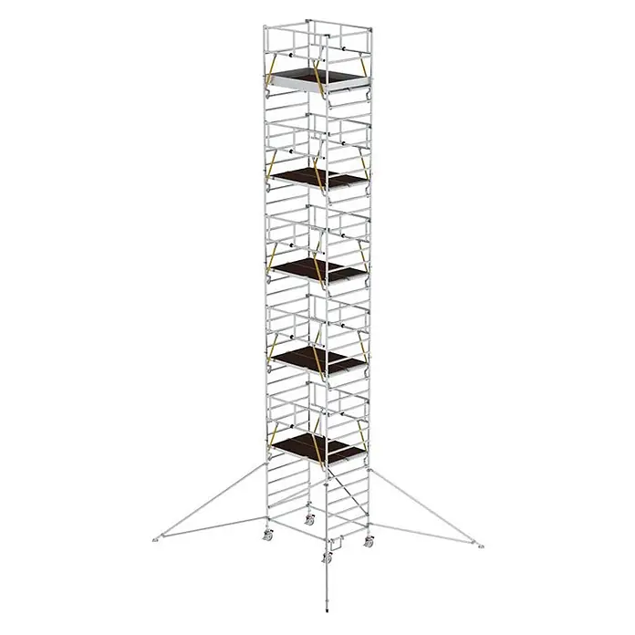 Munk Rollgerüst Rollgerüst SG mit Doppelplattform 1,35x1,80m und Ausleger 12,35m AH - Arbeitshöhe: 12.350 m - Hoher fahrbarer Aluminium-Gerüstturm mit mehreren dunklen Holzplattformen, Geländern, Auslegern und Rollen.