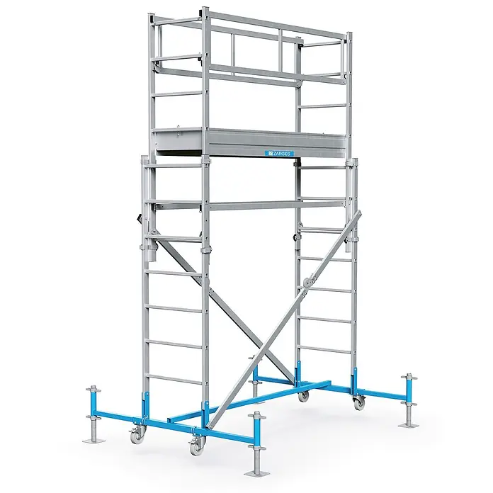 Zarges Rollgerüst Arbeitsbühne Variomaster T 4,50m AH - Arbeitshöhe: 4.500 m - Mobiles Aluminium-Fahrgerüst in Silber mit zwei Ebenen, einer Arbeitsplattform, blauem Untergestell, Auslegern und Rollen.