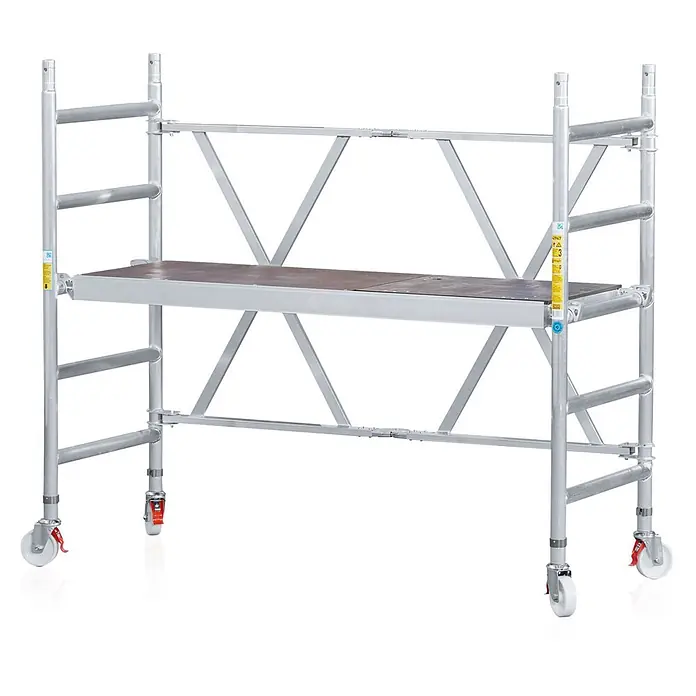 Zarges Rollgerüst Kleingerüst CompactMaster 1T 2,95m AH (DIN EN 1004:2004) - Arbeitshöhe: 2.950 m - Aluminium-Fahrgerüst mit brauner Holzplattform und feststellbaren Rollen.