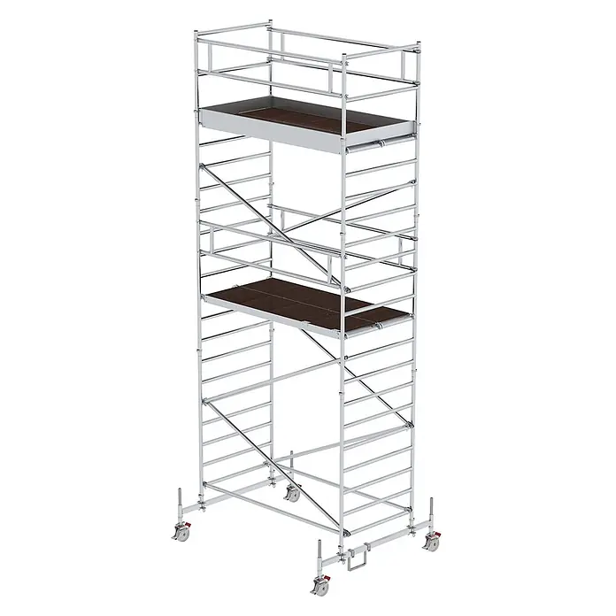 Munk Rollgerüst Rollgerüst mit Doppelplattform 1,35x2,45m Plattform, 7,35m AH - Arbeitshöhe: 7.350 m - Fahrbares Gerüst aus silbernem Metall mit dunkelbraunen Plattformen, Geländern und Rollen.