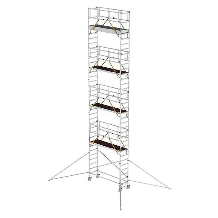 Munk Rollgerüst Rollgerüst SG mit Ausleger 0,75x2,45m Plattform 11,51m AH - Arbeitshöhe: 11.510 m - Hohes, silbernes Aluminium-Rollgerüst mit mehreren braunen Arbeitsplattformen, gelben Streben, Auslegern und Lenkrollen.