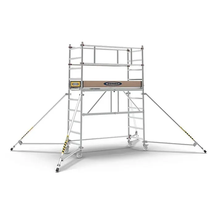 Werner Rollgerüst Klappgerüst Tower 3T nach DIN Norm EN 1004-1 AH 3,55m - Arbeitshöhe: 3.550 m, Belastbarkeit Plattform: 216 kg - Silbernes mobiles Aluminiumgerüst mit Auslegern und Rollen, mit brauner Plattform. Werner-Logo.
