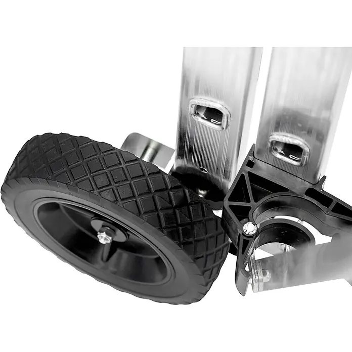 Zarges Teleskopleiter Teleskop Plattformleiter ZAP Masterflex Plus S gebördelt 3-5 Stufen - Anzahl Tritte: 5 Stk., Arbeitshöhe: 3.280 m, Belastbarkeit: 150 kg, Aluminium - Nahaufnahme einer schwarzen Rollenbefestigung für eine Leiter, mit Gummireifen, schwarzer Nabe und schwarzer Kunststoffhalterung an silbernen Rohren.