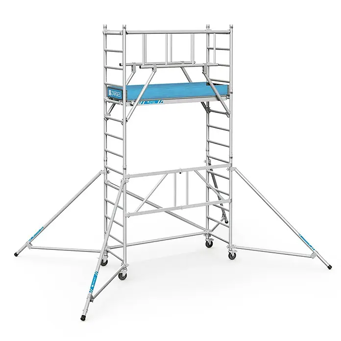 Zarges Rollgerüst Klappgerüst PaxTower S-Plus 1T Gruppe 3, 4,55m AH - Arbeitshöhe: 5.550 m - Mobiles Gerüst aus silbernem Aluminium mit blauer Plattform, Rädern und Stützstreben.