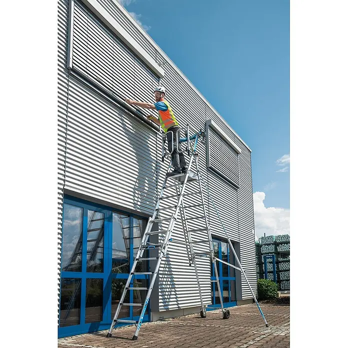 Zarges Teleskopleiter Teleskop Plattformleiter ZAP Masterflex Plus S gebördelt 3-5 Stufen - Anzahl Tritte: 5 Stk., Arbeitshöhe: 3.280 m, Belastbarkeit: 150 kg, Aluminium - Mann an Aluminium-Mehrzweckleiter-Gerüstsystem für Fassadenarbeiten. Die vielseitige silberne Zugangslösung bietet sichere Höhe für Außenaufgaben.
