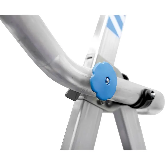 Zarges Teleskopleiter Teleskop Plattformleiter ZAP Masterflex Plus S gebördelt 3-5 Stufen - Anzahl Tritte: 5 Stk., Arbeitshöhe: 3.280 m, Belastbarkeit: 150 kg, Aluminium - Silbernes Metallgestell mit blauem sternförmigem Einstellknopf.