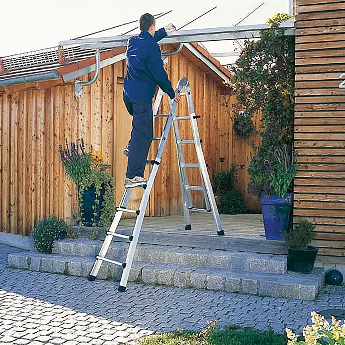 Zarges Teleskopleiter Teleskopleiter Variotec V 4x4 Sprossen - Anzahl Tritte: 4 Stk., Arbeitshöhe: 4.950 m, Aluminium - Aluminium-Mehrzweckleiter, von einem Mann zum Erreichen eines Vordachs im Freien verwendet.