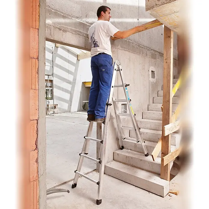 Zarges Teleskopleiter Teleskopleiter Variotec V 4x4 Sprossen - Anzahl Tritte: 4 Stk., Arbeitshöhe: 4.950 m, Aluminium - Mann auf einer silbernen Aluminium-Mehrzweckleiter misst einen Holzbalken auf einer Baustelle.