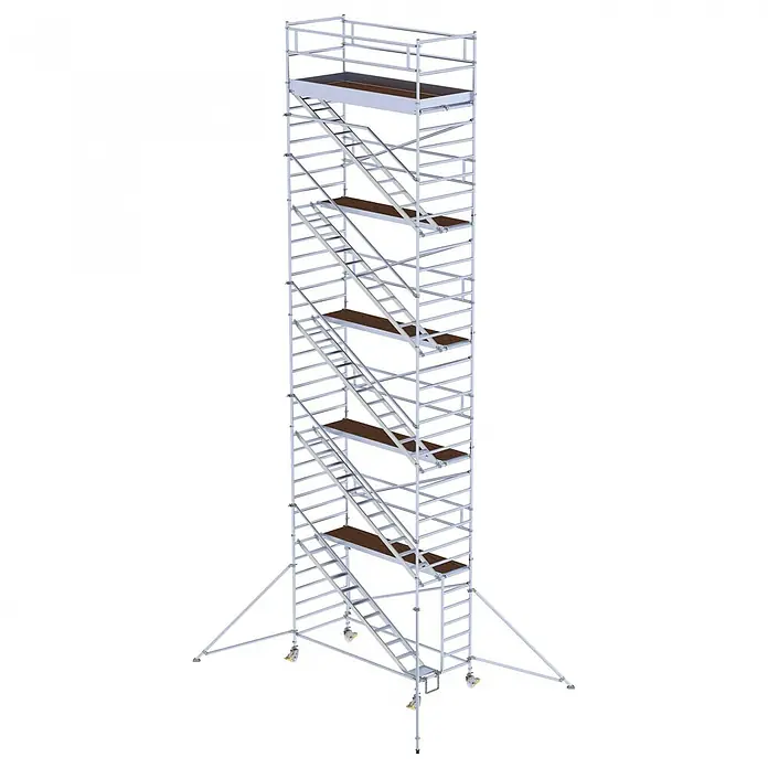Munk Rollgerüst Rollgerüst mit Schrägaufstiegen 1,35x3,00m Plattform, 12,35m AH - Arbeitshöhe: 12.350 m - Silberner Aluminium-Fahrgerüstturm mit mehreren Ebenen brauner Holzplattformen und internen Treppen, auf Rollen.