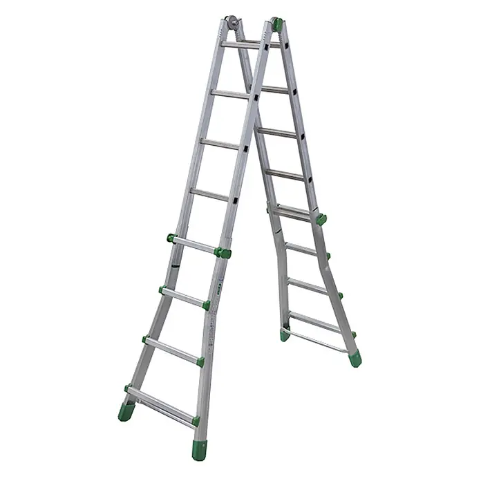 Facal Teleskopleiter Teleskopleiter Euro Briko S600 2x4 / 2x5 Sprossen - Anzahl Tritte: 5 Stk., Arbeitshöhe: 5.500 m, Aluminium - Klappleiter aus Aluminium in Silber mit grünen Akzenten, als Stehleiter aufgestellt.