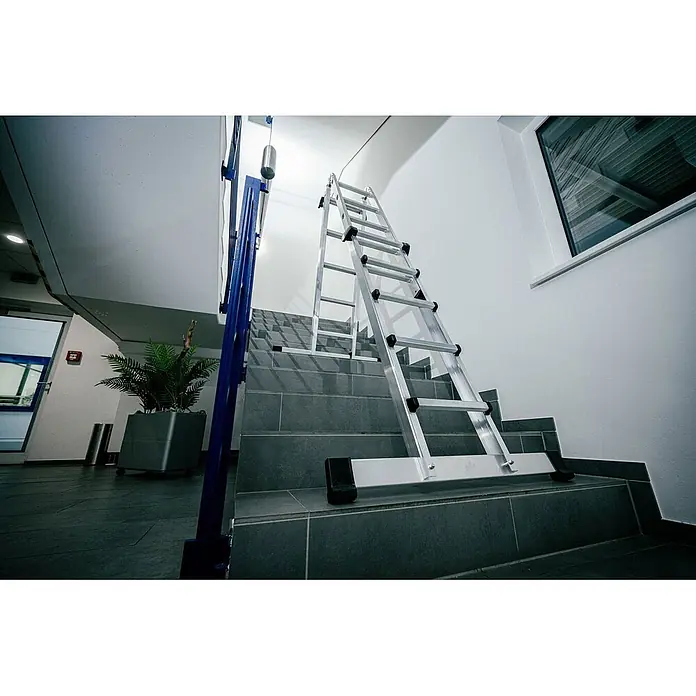 Munk Teleskopleiter Teleskopleiter mit Traverse 4x3 Sprossen - Anzahl Tritte: 3 Stk., Arbeitshöhe: 4.200 m, Aluminium - Silberne Mehrzweckleiter mit schwarzen Akzenten, sicher auf einer Treppe positioniert.